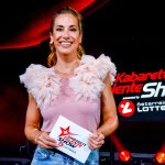 Die Kabarett Talente Show 2026 (1/2) - Neue Talente braucht das Land: Nina Hartmann begibt sich in einer neuen Ausgabe auf die Suche nach den spannendsten und besten Talenten der heimischen Kleinkunst, Comedy und Satire. Unterstützt wird sie dabei von einer namhaften Jury, bestehend aus Kabarettikonen wie Tricky Niki, Herbert Haider von den Comedy Hirten, Herbert Steinböck oder Flo und Wisch. Wer kann das Publikum und die Jury am meisten überzeugen? Die Kabarett Talente Show powered by Österreichischen Lotterien ist ein verlässlicher Garant, Newcomern ein Sprungbrett zu ermöglichen. Der/die Gewinner/in erhält einen fixen Auftritt beim Wiener Kabarettfestival. Im Bild: Nina Hartmann. - SENDUNG: ORFIII - DO - 18.06.2026 - 21:55 Uhr - Foto: ORF/Hubert Mican - Veröffentlichung honorarfrei nur für redaktionelle Berichterstattung in Sendungszusammenhang und mit Copyrightangabe. Kontakt: foto@orf.at