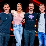 Die Kabarett Talente Show 2026 (1/2) - Neue Talente braucht das Land: Nina Hartmann begibt sich in einer neuen Ausgabe auf die Suche nach den spannendsten und besten Talenten der heimischen Kleinkunst, Comedy und Satire. Unterstützt wird sie dabei von einer namhaften Jury, bestehend aus Kabarettikonen wie Tricky Niki, Herbert Haider von den Comedy Hirten, Herbert Steinböck oder Flo und Wisch. Wer kann das Publikum und die Jury am meisten überzeugen? Die Kabarett Talente Show powered by Österreichischen Lotterien ist ein verlässlicher Garant, Newcomern ein Sprungbrett zu ermöglichen. Der/die Gewinner/in erhält einen fixen Auftritt beim Wiener Kabarettfestival. Im Bild: Andreas Schlintl, Nina Hartmann, Amar, Christian Mayer. - SENDUNG: ORFIII - DO - 18.06.2026 - 21:55 Uhr - Foto: ORF/Hubert Mican - Veröffentlichung honorarfrei nur für redaktionelle Berichterstattung in Sendungszusammenhang und mit Copyrightangabe. Kontakt: foto@orf.at