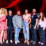 Die Kabarett Talente Show 2026 (1/2) - Neue Talente braucht das Land: Nina Hartmann begibt sich in einer neuen Ausgabe auf die Suche nach den spannendsten und besten Talenten der heimischen Kleinkunst, Comedy und Satire. Unterstützt wird sie dabei von einer namhaften Jury, bestehend aus Kabarettikonen wie Tricky Niki, Herbert Haider von den Comedy Hirten, Herbert Steinböck oder Flo und Wisch. Wer kann das Publikum und die Jury am meisten überzeugen? Die Kabarett Talente Show powered by Österreichischen Lotterien ist ein verlässlicher Garant, Newcomern ein Sprungbrett zu ermöglichen. Der/die Gewinner/in erhält einen fixen Auftritt beim Wiener Kabarettfestival. Im Bild: Yana Thaler, Kaisa Schmoan, Andreas Schlintl, Martin Weinzerl, Nina Hartmann, Amar, Romana Bertlwieser, Christian Mayer. - SENDUNG: ORFIII - DO - 18.06.2026 - 21:55 Uhr - Foto: ORF/Hubert Mican - Veröffentlichung honorarfrei nur für redaktionelle Berichterstattung in Sendungszusammenhang und mit Copyrightangabe. Kontakt: foto@orf.at