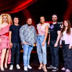 Die Kabarett Talente Show 2026 (1/2) - Neue Talente braucht das Land: Nina Hartmann begibt sich in einer neuen Ausgabe auf die Suche nach den spannendsten und besten Talenten der heimischen Kleinkunst, Comedy und Satire. Unterstützt wird sie dabei von einer namhaften Jury, bestehend aus Kabarettikonen wie Tricky Niki, Herbert Haider von den Comedy Hirten, Herbert Steinböck oder Flo und Wisch. Wer kann das Publikum und die Jury am meisten überzeugen? Die Kabarett Talente Show powered by Österreichischen Lotterien ist ein verlässlicher Garant, Newcomern ein Sprungbrett zu ermöglichen. Der/die Gewinner/in erhält einen fixen Auftritt beim Wiener Kabarettfestival. Im Bild: Yana Thaler, Kaisa Schmoan, Andreas Schlintl, Martin Weinzerl, Nina Hartmann, Amar, Romana Bertlwieser, Christian Mayer. - SENDUNG: ORFIII - DO - 18.06.2026 - 21:55 Uhr - Foto: ORF/Hubert Mican - Veröffentlichung honorarfrei nur für redaktionelle Berichterstattung in Sendungszusammenhang und mit Copyrightangabe. Kontakt: foto@orf.at