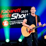 Die Kabarett Talente Show 2026 (1/2) - Neue Talente braucht das Land: Nina Hartmann begibt sich in einer neuen Ausgabe auf die Suche nach den spannendsten und besten Talenten der heimischen Kleinkunst, Comedy und Satire. Unterstützt wird sie dabei von einer namhaften Jury, bestehend aus Kabarettikonen wie Tricky Niki, Herbert Haider von den Comedy Hirten, Herbert Steinböck oder Flo und Wisch. Wer kann das Publikum und die Jury am meisten überzeugen? Die Kabarett Talente Show powered by Österreichischen Lotterien ist ein verlässlicher Garant, Newcomern ein Sprungbrett zu ermöglichen. Der/die Gewinner/in erhält einen fixen Auftritt beim Wiener Kabarettfestival. Im Bild: Andreas Schlintl. - SENDUNG: ORFIII - DO - 18.06.2026 - 21:55 Uhr - Foto: ORF/Hubert Mican - Veröffentlichung honorarfrei nur für redaktionelle Berichterstattung in Sendungszusammenhang und mit Copyrightangabe. Kontakt: foto@orf.at