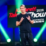 Die Kabarett Talente Show 2026 (1/2) - Neue Talente braucht das Land: Nina Hartmann begibt sich in einer neuen Ausgabe auf die Suche nach den spannendsten und besten Talenten der heimischen Kleinkunst, Comedy und Satire. Unterstützt wird sie dabei von einer namhaften Jury, bestehend aus Kabarettikonen wie Tricky Niki, Herbert Haider von den Comedy Hirten, Herbert Steinböck oder Flo und Wisch. Wer kann das Publikum und die Jury am meisten überzeugen? Die Kabarett Talente Show powered by Österreichischen Lotterien ist ein verlässlicher Garant, Newcomern ein Sprungbrett zu ermöglichen. Der/die Gewinner/in erhält einen fixen Auftritt beim Wiener Kabarettfestival. Im Bild: Andreas Schlintl. - SENDUNG: ORFIII - DO - 18.06.2026 - 21:55 Uhr - Foto: ORF/Hubert Mican - Veröffentlichung honorarfrei nur für redaktionelle Berichterstattung in Sendungszusammenhang und mit Copyrightangabe. Kontakt: foto@orf.at