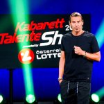 Die Kabarett Talente Show 2026 (1/2) - Neue Talente braucht das Land: Nina Hartmann begibt sich in einer neuen Ausgabe auf die Suche nach den spannendsten und besten Talenten der heimischen Kleinkunst, Comedy und Satire. Unterstützt wird sie dabei von einer namhaften Jury, bestehend aus Kabarettikonen wie Tricky Niki, Herbert Haider von den Comedy Hirten, Herbert Steinböck oder Flo und Wisch. Wer kann das Publikum und die Jury am meisten überzeugen? Die Kabarett Talente Show powered by Österreichischen Lotterien ist ein verlässlicher Garant, Newcomern ein Sprungbrett zu ermöglichen. Der/die Gewinner/in erhält einen fixen Auftritt beim Wiener Kabarettfestival. Im Bild: Andreas Schlintl. - SENDUNG: ORFIII - DO - 18.06.2026 - 21:55 Uhr - Foto: ORF/Hubert Mican - Veröffentlichung honorarfrei nur für redaktionelle Berichterstattung in Sendungszusammenhang und mit Copyrightangabe. Kontakt: foto@orf.at