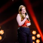 Die Kabarett Talente Show 2026 (1/2) - Neue Talente braucht das Land: Nina Hartmann begibt sich in einer neuen Ausgabe auf die Suche nach den spannendsten und besten Talenten der heimischen Kleinkunst, Comedy und Satire. Unterstützt wird sie dabei von einer namhaften Jury, bestehend aus Kabarettikonen wie Tricky Niki, Herbert Haider von den Comedy Hirten, Herbert Steinböck oder Flo und Wisch. Wer kann das Publikum und die Jury am meisten überzeugen? Die Kabarett Talente Show powered by Österreichischen Lotterien ist ein verlässlicher Garant, Newcomern ein Sprungbrett zu ermöglichen. Der/die Gewinner/in erhält einen fixen Auftritt beim Wiener Kabarettfestival. Im Bild: Yana Thaler. - SENDUNG: ORFIII - DO - 18.06.2026 - 21:55 Uhr - Foto: ORF/Hubert Mican - Veröffentlichung honorarfrei nur für redaktionelle Berichterstattung in Sendungszusammenhang und mit Copyrightangabe. Kontakt: foto@orf.at
