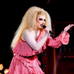 Die Kabarett Talente Show 2026 (1/2) - Neue Talente braucht das Land: Nina Hartmann begibt sich in einer neuen Ausgabe auf die Suche nach den spannendsten und besten Talenten der heimischen Kleinkunst, Comedy und Satire. Unterstützt wird sie dabei von einer namhaften Jury, bestehend aus Kabarettikonen wie Tricky Niki, Herbert Haider von den Comedy Hirten, Herbert Steinböck oder Flo und Wisch. Wer kann das Publikum und die Jury am meisten überzeugen? Die Kabarett Talente Show powered by Österreichischen Lotterien ist ein verlässlicher Garant, Newcomern ein Sprungbrett zu ermöglichen. Der/die Gewinner/in erhält einen fixen Auftritt beim Wiener Kabarettfestival. Im Bild: Kaisa Schmoan. - SENDUNG: ORFIII - DO - 18.06.2026 - 21:55 Uhr - Foto: ORF/Hubert Mican - Veröffentlichung honorarfrei nur für redaktionelle Berichterstattung in Sendungszusammenhang und mit Copyrightangabe. Kontakt: foto@orf.at
