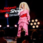Die Kabarett Talente Show 2026 (1/2) - Neue Talente braucht das Land: Nina Hartmann begibt sich in einer neuen Ausgabe auf die Suche nach den spannendsten und besten Talenten der heimischen Kleinkunst, Comedy und Satire. Unterstützt wird sie dabei von einer namhaften Jury, bestehend aus Kabarettikonen wie Tricky Niki, Herbert Haider von den Comedy Hirten, Herbert Steinböck oder Flo und Wisch. Wer kann das Publikum und die Jury am meisten überzeugen? Die Kabarett Talente Show powered by Österreichischen Lotterien ist ein verlässlicher Garant, Newcomern ein Sprungbrett zu ermöglichen. Der/die Gewinner/in erhält einen fixen Auftritt beim Wiener Kabarettfestival. Im Bild: Kaisa Schmoan. - SENDUNG: ORFIII - DO - 18.06.2026 - 21:55 Uhr - Foto: ORF/Hubert Mican - Veröffentlichung honorarfrei nur für redaktionelle Berichterstattung in Sendungszusammenhang und mit Copyrightangabe. Kontakt: foto@orf.at