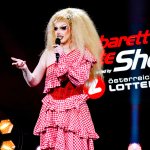 Die Kabarett Talente Show 2026 (1/2) - Neue Talente braucht das Land: Nina Hartmann begibt sich in einer neuen Ausgabe auf die Suche nach den spannendsten und besten Talenten der heimischen Kleinkunst, Comedy und Satire. Unterstützt wird sie dabei von einer namhaften Jury, bestehend aus Kabarettikonen wie Tricky Niki, Herbert Haider von den Comedy Hirten, Herbert Steinböck oder Flo und Wisch. Wer kann das Publikum und die Jury am meisten überzeugen? Die Kabarett Talente Show powered by Österreichischen Lotterien ist ein verlässlicher Garant, Newcomern ein Sprungbrett zu ermöglichen. Der/die Gewinner/in erhält einen fixen Auftritt beim Wiener Kabarettfestival. Im Bild: Kaisa Schmoan. - SENDUNG: ORFIII - DO - 18.06.2026 - 21:55 Uhr - Foto: ORF/Hubert Mican - Veröffentlichung honorarfrei nur für redaktionelle Berichterstattung in Sendungszusammenhang und mit Copyrightangabe. Kontakt: foto@orf.at