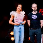 Die Kabarett Talente Show 2026 (1/2) - Neue Talente braucht das Land: Nina Hartmann begibt sich in einer neuen Ausgabe auf die Suche nach den spannendsten und besten Talenten der heimischen Kleinkunst, Comedy und Satire. Unterstützt wird sie dabei von einer namhaften Jury, bestehend aus Kabarettikonen wie Tricky Niki, Herbert Haider von den Comedy Hirten, Herbert Steinböck oder Flo und Wisch. Wer kann das Publikum und die Jury am meisten überzeugen? Die Kabarett Talente Show powered by Österreichischen Lotterien ist ein verlässlicher Garant, Newcomern ein Sprungbrett zu ermöglichen. Der/die Gewinner/in erhält einen fixen Auftritt beim Wiener Kabarettfestival. Im Bild: Nina Hartmann, Amar (Alltagsprolet). - SENDUNG: ORFIII - DO - 18.06.2026 - 21:55 Uhr - Foto: ORF/Hubert Mican - Veröffentlichung honorarfrei nur für redaktionelle Berichterstattung in Sendungszusammenhang und mit Copyrightangabe. Kontakt: foto@orf.at