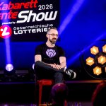 Die Kabarett Talente Show 2026 (1/2) - Neue Talente braucht das Land: Nina Hartmann begibt sich in einer neuen Ausgabe auf die Suche nach den spannendsten und besten Talenten der heimischen Kleinkunst, Comedy und Satire. Unterstützt wird sie dabei von einer namhaften Jury, bestehend aus Kabarettikonen wie Tricky Niki, Herbert Haider von den Comedy Hirten, Herbert Steinböck oder Flo und Wisch. Wer kann das Publikum und die Jury am meisten überzeugen? Die Kabarett Talente Show powered by Österreichischen Lotterien ist ein verlässlicher Garant, Newcomern ein Sprungbrett zu ermöglichen. Der/die Gewinner/in erhält einen fixen Auftritt beim Wiener Kabarettfestival. Im Bild: Amar (Alltagsprolet) - SENDUNG: ORFIII - DO - 18.06.2026 - 21:55 Uhr - Foto: ORF/Hubert Mican - Veröffentlichung honorarfrei nur für redaktionelle Berichterstattung in Sendungszusammenhang und mit Copyrightangabe. Kontakt: foto@orf.at