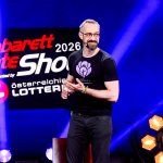 Die Kabarett Talente Show 2026 (1/2) - Neue Talente braucht das Land: Nina Hartmann begibt sich in einer neuen Ausgabe auf die Suche nach den spannendsten und besten Talenten der heimischen Kleinkunst, Comedy und Satire. Unterstützt wird sie dabei von einer namhaften Jury, bestehend aus Kabarettikonen wie Tricky Niki, Herbert Haider von den Comedy Hirten, Herbert Steinböck oder Flo und Wisch. Wer kann das Publikum und die Jury am meisten überzeugen? Die Kabarett Talente Show powered by Österreichischen Lotterien ist ein verlässlicher Garant, Newcomern ein Sprungbrett zu ermöglichen. Der/die Gewinner/in erhält einen fixen Auftritt beim Wiener Kabarettfestival. Im Bild: Amar (Alltagsprolet) - SENDUNG: ORFIII - DO - 18.06.2026 - 21:55 Uhr - Foto: ORF/Hubert Mican - Veröffentlichung honorarfrei nur für redaktionelle Berichterstattung in Sendungszusammenhang und mit Copyrightangabe. Kontakt: foto@orf.at