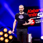 Die Kabarett Talente Show 2026 (1/2) - Neue Talente braucht das Land: Nina Hartmann begibt sich in einer neuen Ausgabe auf die Suche nach den spannendsten und besten Talenten der heimischen Kleinkunst, Comedy und Satire. Unterstützt wird sie dabei von einer namhaften Jury, bestehend aus Kabarettikonen wie Tricky Niki, Herbert Haider von den Comedy Hirten, Herbert Steinböck oder Flo und Wisch. Wer kann das Publikum und die Jury am meisten überzeugen? Die Kabarett Talente Show powered by Österreichischen Lotterien ist ein verlässlicher Garant, Newcomern ein Sprungbrett zu ermöglichen. Der/die Gewinner/in erhält einen fixen Auftritt beim Wiener Kabarettfestival. Im Bild: Amar (Alltagsprolet) - SENDUNG: ORFIII - DO - 18.06.2026 - 21:55 Uhr - Foto: ORF/Hubert Mican - Veröffentlichung honorarfrei nur für redaktionelle Berichterstattung in Sendungszusammenhang und mit Copyrightangabe. Kontakt: foto@orf.at