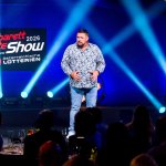 Die Kabarett Talente Show 2026 (1/2) - Neue Talente braucht das Land: Nina Hartmann begibt sich in einer neuen Ausgabe auf die Suche nach den spannendsten und besten Talenten der heimischen Kleinkunst, Comedy und Satire. Unterstützt wird sie dabei von einer namhaften Jury, bestehend aus Kabarettikonen wie Tricky Niki, Herbert Haider von den Comedy Hirten, Herbert Steinböck oder Flo und Wisch. Wer kann das Publikum und die Jury am meisten überzeugen? Die Kabarett Talente Show powered by Österreichischen Lotterien ist ein verlässlicher Garant, Newcomern ein Sprungbrett zu ermöglichen. Der/die Gewinner/in erhält einen fixen Auftritt beim Wiener Kabarettfestival. Im Bild: Martin Weinzerl. - SENDUNG: ORFIII - DO - 18.06.2026 - 21:55 Uhr - Foto: ORF/Hubert Mican - Veröffentlichung honorarfrei nur für redaktionelle Berichterstattung in Sendungszusammenhang und mit Copyrightangabe. Kontakt: foto@orf.at