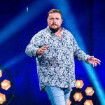 Die Kabarett Talente Show 2026 (1/2) - Neue Talente braucht das Land: Nina Hartmann begibt sich in einer neuen Ausgabe auf die Suche nach den spannendsten und besten Talenten der heimischen Kleinkunst, Comedy und Satire. Unterstützt wird sie dabei von einer namhaften Jury, bestehend aus Kabarettikonen wie Tricky Niki, Herbert Haider von den Comedy Hirten, Herbert Steinböck oder Flo und Wisch. Wer kann das Publikum und die Jury am meisten überzeugen? Die Kabarett Talente Show powered by Österreichischen Lotterien ist ein verlässlicher Garant, Newcomern ein Sprungbrett zu ermöglichen. Der/die Gewinner/in erhält einen fixen Auftritt beim Wiener Kabarettfestival. Im Bild: Martin Weinzerl. - SENDUNG: ORFIII - DO - 18.06.2026 - 21:55 Uhr - Foto: ORF/Hubert Mican - Veröffentlichung honorarfrei nur für redaktionelle Berichterstattung in Sendungszusammenhang und mit Copyrightangabe. Kontakt: foto@orf.at