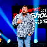 Die Kabarett Talente Show 2026 (1/2) - Neue Talente braucht das Land: Nina Hartmann begibt sich in einer neuen Ausgabe auf die Suche nach den spannendsten und besten Talenten der heimischen Kleinkunst, Comedy und Satire. Unterstützt wird sie dabei von einer namhaften Jury, bestehend aus Kabarettikonen wie Tricky Niki, Herbert Haider von den Comedy Hirten, Herbert Steinböck oder Flo und Wisch. Wer kann das Publikum und die Jury am meisten überzeugen? Die Kabarett Talente Show powered by Österreichischen Lotterien ist ein verlässlicher Garant, Newcomern ein Sprungbrett zu ermöglichen. Der/die Gewinner/in erhält einen fixen Auftritt beim Wiener Kabarettfestival. Im Bild: Martin Weinzerl. - SENDUNG: ORFIII - DO - 18.06.2026 - 21:55 Uhr - Foto: ORF/Hubert Mican - Veröffentlichung honorarfrei nur für redaktionelle Berichterstattung in Sendungszusammenhang und mit Copyrightangabe. Kontakt: foto@orf.at