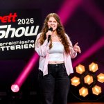 Die Kabarett Talente Show 2026 (1/2) - Neue Talente braucht das Land: Nina Hartmann begibt sich in einer neuen Ausgabe auf die Suche nach den spannendsten und besten Talenten der heimischen Kleinkunst, Comedy und Satire. Unterstützt wird sie dabei von einer namhaften Jury, bestehend aus Kabarettikonen wie Tricky Niki, Herbert Haider von den Comedy Hirten, Herbert Steinböck oder Flo und Wisch. Wer kann das Publikum und die Jury am meisten überzeugen? Die Kabarett Talente Show powered by Österreichischen Lotterien ist ein verlässlicher Garant, Newcomern ein Sprungbrett zu ermöglichen. Der/die Gewinner/in erhält einen fixen Auftritt beim Wiener Kabarettfestival. Im Bild: Romana Bertlwieser. - SENDUNG: ORFIII - DO - 18.06.2026 - 21:55 Uhr - Foto: ORF/Hubert Mican - Veröffentlichung honorarfrei nur für redaktionelle Berichterstattung in Sendungszusammenhang und mit Copyrightangabe. Kontakt: foto@orf.at