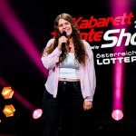 Die Kabarett Talente Show 2026 (1/2) - Neue Talente braucht das Land: Nina Hartmann begibt sich in einer neuen Ausgabe auf die Suche nach den spannendsten und besten Talenten der heimischen Kleinkunst, Comedy und Satire. Unterstützt wird sie dabei von einer namhaften Jury, bestehend aus Kabarettikonen wie Tricky Niki, Herbert Haider von den Comedy Hirten, Herbert Steinböck oder Flo und Wisch. Wer kann das Publikum und die Jury am meisten überzeugen? Die Kabarett Talente Show powered by Österreichischen Lotterien ist ein verlässlicher Garant, Newcomern ein Sprungbrett zu ermöglichen. Der/die Gewinner/in erhält einen fixen Auftritt beim Wiener Kabarettfestival. Im Bild: Romana Bertlwieser. - SENDUNG: ORFIII - DO - 18.06.2026 - 21:55 Uhr - Foto: ORF/Hubert Mican - Veröffentlichung honorarfrei nur für redaktionelle Berichterstattung in Sendungszusammenhang und mit Copyrightangabe. Kontakt: foto@orf.at