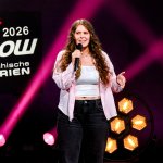 Die Kabarett Talente Show 2026 (1/2) - Neue Talente braucht das Land: Nina Hartmann begibt sich in einer neuen Ausgabe auf die Suche nach den spannendsten und besten Talenten der heimischen Kleinkunst, Comedy und Satire. Unterstützt wird sie dabei von einer namhaften Jury, bestehend aus Kabarettikonen wie Tricky Niki, Herbert Haider von den Comedy Hirten, Herbert Steinböck oder Flo und Wisch. Wer kann das Publikum und die Jury am meisten überzeugen? Die Kabarett Talente Show powered by Österreichischen Lotterien ist ein verlässlicher Garant, Newcomern ein Sprungbrett zu ermöglichen. Der/die Gewinner/in erhält einen fixen Auftritt beim Wiener Kabarettfestival. Im Bild: Romana Bertlwieser. - SENDUNG: ORFIII - DO - 18.06.2026 - 21:55 Uhr - Foto: ORF/Hubert Mican - Veröffentlichung honorarfrei nur für redaktionelle Berichterstattung in Sendungszusammenhang und mit Copyrightangabe. Kontakt: foto@orf.at