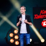 Die Kabarett Talente Show 2026 (1/2) - Neue Talente braucht das Land: Nina Hartmann begibt sich in einer neuen Ausgabe auf die Suche nach den spannendsten und besten Talenten der heimischen Kleinkunst, Comedy und Satire. Unterstützt wird sie dabei von einer namhaften Jury, bestehend aus Kabarettikonen wie Tricky Niki, Herbert Haider von den Comedy Hirten, Herbert Steinböck oder Flo und Wisch. Wer kann das Publikum und die Jury am meisten überzeugen? Die Kabarett Talente Show powered by Österreichischen Lotterien ist ein verlässlicher Garant, Newcomern ein Sprungbrett zu ermöglichen. Der/die Gewinner/in erhält einen fixen Auftritt beim Wiener Kabarettfestival. Im Bild: Christian Mayer. - SENDUNG: ORFIII - DO - 18.06.2026 - 21:55 Uhr - Foto: ORF/Hubert Mican - Veröffentlichung honorarfrei nur für redaktionelle Berichterstattung in Sendungszusammenhang und mit Copyrightangabe. Kontakt: foto@orf.at