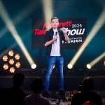Die Kabarett Talente Show 2026 (1/2) - Neue Talente braucht das Land: Nina Hartmann begibt sich in einer neuen Ausgabe auf die Suche nach den spannendsten und besten Talenten der heimischen Kleinkunst, Comedy und Satire. Unterstützt wird sie dabei von einer namhaften Jury, bestehend aus Kabarettikonen wie Tricky Niki, Herbert Haider von den Comedy Hirten, Herbert Steinböck oder Flo und Wisch. Wer kann das Publikum und die Jury am meisten überzeugen? Die Kabarett Talente Show powered by Österreichischen Lotterien ist ein verlässlicher Garant, Newcomern ein Sprungbrett zu ermöglichen. Der/die Gewinner/in erhält einen fixen Auftritt beim Wiener Kabarettfestival. Im Bild: Christian Mayer. - SENDUNG: ORFIII - DO - 18.06.2026 - 21:55 Uhr - Foto: ORF/Hubert Mican - Veröffentlichung honorarfrei nur für redaktionelle Berichterstattung in Sendungszusammenhang und mit Copyrightangabe. Kontakt: foto@orf.at