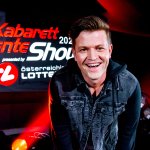 Die Kabarett Talente Show 2026 (2/2) - Neue Talente braucht das Land: Nina Hartmann begibt sich wieder auf die Suche nach den spannendsten und besten Talenten der heimischen Kleinkunst, Comedy und Satire. Unterstützt wird sie dabei von einer namhaften Jury, bestehend aus Kabarettstars. Wer kann das Publikum und die Jury am meisten überzeugen? Die Kabarett Talente Show powered by Österreichischen Lotterien ist ein verlässlicher Garant, Newcomern ein Sprungbrett zu ermöglichen. Der/die Gewinner/in erhält einen fixen Auftritt beim Wiener Kabarettfestival. Im Bild: Roman Josef Schwendt. - SENDUNG: ORFIII - DO - 18.06.2026 - 23:00 Uhr - Foto: ORF/Hubert Mican - Veröffentlichung honorarfrei nur für redaktionelle Berichterstattung in Sendungszusammenhang und mit Copyrightangabe. Kontakt: foto@orf.at