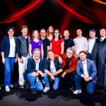 Die Kabarett Talente Show 2026 (2/2) - Neue Talente braucht das Land: Nina Hartmann begibt sich wieder auf die Suche nach den spannendsten und besten Talenten der heimischen Kleinkunst, Comedy und Satire. Unterstützt wird sie dabei von einer namhaften Jury, bestehend aus Kabarettstars. Wer kann das Publikum und die Jury am meisten überzeugen? Die Kabarett Talente Show powered by Österreichischen Lotterien ist ein verlässlicher Garant, Newcomern ein Sprungbrett zu ermöglichen. Der/die Gewinner/in erhält einen fixen Auftritt beim Wiener Kabarettfestival. Im Bild: Robert Vock, Claudia Reithner, Roman Josef Schwendt, Herbert Heider, Heidi Hödl-Tomitsch, Marco Luley, Tricky Niki, Nina Hartmann, Brigitte Huber, Stefan Hödl-Tomitsch, Herbert Steinböck, Mark Kautschek, David Krammer, Maximilian Modl, Michael Lanzinger, Michael Heiden. - SENDUNG: ORFIII - DO - 18.06.2026 - 23:00 Uhr - Foto: ORF/Hubert Mican - Veröffentlichung honorarfrei nur für redaktionelle Berichterstattung in Sendungszusammenhang und mit Copyrightangabe. Kontakt: foto@orf.at