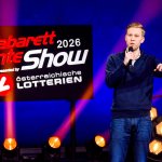 Die Kabarett Talente Show 2026 (2/2) - Neue Talente braucht das Land: Nina Hartmann begibt sich wieder auf die Suche nach den spannendsten und besten Talenten der heimischen Kleinkunst, Comedy und Satire. Unterstützt wird sie dabei von einer namhaften Jury, bestehend aus Kabarettstars. Wer kann das Publikum und die Jury am meisten überzeugen? Die Kabarett Talente Show powered by Österreichischen Lotterien ist ein verlässlicher Garant, Newcomern ein Sprungbrett zu ermöglichen. Der/die Gewinner/in erhält einen fixen Auftritt beim Wiener Kabarettfestival. Im Bild: Robert Vock. - SENDUNG: ORFIII - DO - 18.06.2026 - 23:00 Uhr - Foto: ORF/Hubert Mican - Veröffentlichung honorarfrei nur für redaktionelle Berichterstattung in Sendungszusammenhang und mit Copyrightangabe. Kontakt: foto@orf.at