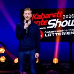 Die Kabarett Talente Show 2026 (2/2) - Neue Talente braucht das Land: Nina Hartmann begibt sich wieder auf die Suche nach den spannendsten und besten Talenten der heimischen Kleinkunst, Comedy und Satire. Unterstützt wird sie dabei von einer namhaften Jury, bestehend aus Kabarettstars. Wer kann das Publikum und die Jury am meisten überzeugen? Die Kabarett Talente Show powered by Österreichischen Lotterien ist ein verlässlicher Garant, Newcomern ein Sprungbrett zu ermöglichen. Der/die Gewinner/in erhält einen fixen Auftritt beim Wiener Kabarettfestival. Im Bild: Robert Vock. - SENDUNG: ORFIII - DO - 18.06.2026 - 23:00 Uhr - Foto: ORF/Hubert Mican - Veröffentlichung honorarfrei nur für redaktionelle Berichterstattung in Sendungszusammenhang und mit Copyrightangabe. Kontakt: foto@orf.at
