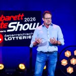Die Kabarett Talente Show 2026 (2/2) - Neue Talente braucht das Land: Nina Hartmann begibt sich wieder auf die Suche nach den spannendsten und besten Talenten der heimischen Kleinkunst, Comedy und Satire. Unterstützt wird sie dabei von einer namhaften Jury, bestehend aus Kabarettstars. Wer kann das Publikum und die Jury am meisten überzeugen? Die Kabarett Talente Show powered by Österreichischen Lotterien ist ein verlässlicher Garant, Newcomern ein Sprungbrett zu ermöglichen. Der/die Gewinner/in erhält einen fixen Auftritt beim Wiener Kabarettfestival. Im Bild: Michael Heiden. - SENDUNG: ORFIII - DO - 18.06.2026 - 23:00 Uhr - Foto: ORF/Hubert Mican - Veröffentlichung honorarfrei nur für redaktionelle Berichterstattung in Sendungszusammenhang und mit Copyrightangabe. Kontakt: foto@orf.at