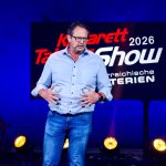Die Kabarett Talente Show 2026 (2/2) - Neue Talente braucht das Land: Nina Hartmann begibt sich wieder auf die Suche nach den spannendsten und besten Talenten der heimischen Kleinkunst, Comedy und Satire. Unterstützt wird sie dabei von einer namhaften Jury, bestehend aus Kabarettstars. Wer kann das Publikum und die Jury am meisten überzeugen? Die Kabarett Talente Show powered by Österreichischen Lotterien ist ein verlässlicher Garant, Newcomern ein Sprungbrett zu ermöglichen. Der/die Gewinner/in erhält einen fixen Auftritt beim Wiener Kabarettfestival. Im Bild: Michael Heiden. - SENDUNG: ORFIII - DO - 18.06.2026 - 23:00 Uhr - Foto: ORF/Hubert Mican - Veröffentlichung honorarfrei nur für redaktionelle Berichterstattung in Sendungszusammenhang und mit Copyrightangabe. Kontakt: foto@orf.at