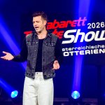 Die Kabarett Talente Show 2026 (2/2) - Neue Talente braucht das Land: Nina Hartmann begibt sich wieder auf die Suche nach den spannendsten und besten Talenten der heimischen Kleinkunst, Comedy und Satire. Unterstützt wird sie dabei von einer namhaften Jury, bestehend aus Kabarettstars. Wer kann das Publikum und die Jury am meisten überzeugen? Die Kabarett Talente Show powered by Österreichischen Lotterien ist ein verlässlicher Garant, Newcomern ein Sprungbrett zu ermöglichen. Der/die Gewinner/in erhält einen fixen Auftritt beim Wiener Kabarettfestival. Im Bild: Roman Josef Schwendt. - SENDUNG: ORFIII - DO - 18.06.2026 - 23:00 Uhr - Foto: ORF/Hubert Mican - Veröffentlichung honorarfrei nur für redaktionelle Berichterstattung in Sendungszusammenhang und mit Copyrightangabe. Kontakt: foto@orf.at