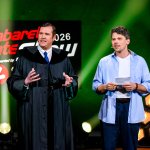 Die Kabarett Talente Show 2026 (2/2) - Neue Talente braucht das Land: Nina Hartmann begibt sich wieder auf die Suche nach den spannendsten und besten Talenten der heimischen Kleinkunst, Comedy und Satire. Unterstützt wird sie dabei von einer namhaften Jury, bestehend aus Kabarettstars. Wer kann das Publikum und die Jury am meisten überzeugen? Die Kabarett Talente Show powered by Österreichischen Lotterien ist ein verlässlicher Garant, Newcomern ein Sprungbrett zu ermöglichen. Der/die Gewinner/in erhält einen fixen Auftritt beim Wiener Kabarettfestival. Im Bild: Law Busters. Michael Lanzinger, Maximilian Modl. - SENDUNG: ORFIII - DO - 18.06.2026 - 23:00 Uhr - Foto: ORF/Hubert Mican - Veröffentlichung honorarfrei nur für redaktionelle Berichterstattung in Sendungszusammenhang und mit Copyrightangabe. Kontakt: foto@orf.at