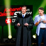 Die Kabarett Talente Show 2026 (2/2) - Neue Talente braucht das Land: Nina Hartmann begibt sich wieder auf die Suche nach den spannendsten und besten Talenten der heimischen Kleinkunst, Comedy und Satire. Unterstützt wird sie dabei von einer namhaften Jury, bestehend aus Kabarettstars. Wer kann das Publikum und die Jury am meisten überzeugen? Die Kabarett Talente Show powered by Österreichischen Lotterien ist ein verlässlicher Garant, Newcomern ein Sprungbrett zu ermöglichen. Der/die Gewinner/in erhält einen fixen Auftritt beim Wiener Kabarettfestival. Im Bild: Law Busters. Michael Lanzinger, Maximilian Modl. - SENDUNG: ORFIII - DO - 18.06.2026 - 23:00 Uhr - Foto: ORF/Hubert Mican - Veröffentlichung honorarfrei nur für redaktionelle Berichterstattung in Sendungszusammenhang und mit Copyrightangabe. Kontakt: foto@orf.at