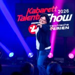 Die Kabarett Talente Show 2026 (2/2) - Neue Talente braucht das Land: Nina Hartmann begibt sich wieder auf die Suche nach den spannendsten und besten Talenten der heimischen Kleinkunst, Comedy und Satire. Unterstützt wird sie dabei von einer namhaften Jury, bestehend aus Kabarettstars. Wer kann das Publikum und die Jury am meisten überzeugen? Die Kabarett Talente Show powered by Österreichischen Lotterien ist ein verlässlicher Garant, Newcomern ein Sprungbrett zu ermöglichen. Der/die Gewinner/in erhält einen fixen Auftritt beim Wiener Kabarettfestival. Im Bild: Claudia Reithner. - SENDUNG: ORFIII - DO - 18.06.2026 - 23:00 Uhr - Foto: ORF/Hubert Mican - Veröffentlichung honorarfrei nur für redaktionelle Berichterstattung in Sendungszusammenhang und mit Copyrightangabe. Kontakt: foto@orf.at