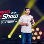 Die Kabarett Talente Show 2026 (2/2) - Neue Talente braucht das Land: Nina Hartmann begibt sich wieder auf die Suche nach den spannendsten und besten Talenten der heimischen Kleinkunst, Comedy und Satire. Unterstützt wird sie dabei von einer namhaften Jury, bestehend aus Kabarettstars. Wer kann das Publikum und die Jury am meisten überzeugen? Die Kabarett Talente Show powered by Österreichischen Lotterien ist ein verlässlicher Garant, Newcomern ein Sprungbrett zu ermöglichen. Der/die Gewinner/in erhält einen fixen Auftritt beim Wiener Kabarettfestival. Im Bild: Mark Kautschek. - SENDUNG: ORFIII - DO - 18.06.2026 - 23:00 Uhr - Foto: ORF/Hubert Mican - Veröffentlichung honorarfrei nur für redaktionelle Berichterstattung in Sendungszusammenhang und mit Copyrightangabe. Kontakt: foto@orf.at