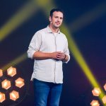 Die Kabarett Talente Show 2026 (2/2) - Neue Talente braucht das Land: Nina Hartmann begibt sich wieder auf die Suche nach den spannendsten und besten Talenten der heimischen Kleinkunst, Comedy und Satire. Unterstützt wird sie dabei von einer namhaften Jury, bestehend aus Kabarettstars. Wer kann das Publikum und die Jury am meisten überzeugen? Die Kabarett Talente Show powered by Österreichischen Lotterien ist ein verlässlicher Garant, Newcomern ein Sprungbrett zu ermöglichen. Der/die Gewinner/in erhält einen fixen Auftritt beim Wiener Kabarettfestival. Im Bild: Mark Kautschek. - SENDUNG: ORFIII - DO - 18.06.2026 - 23:00 Uhr - Foto: ORF/Hubert Mican - Veröffentlichung honorarfrei nur für redaktionelle Berichterstattung in Sendungszusammenhang und mit Copyrightangabe. Kontakt: foto@orf.at