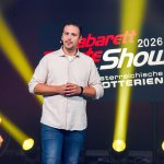 Die Kabarett Talente Show 2026 (2/2) - Neue Talente braucht das Land: Nina Hartmann begibt sich wieder auf die Suche nach den spannendsten und besten Talenten der heimischen Kleinkunst, Comedy und Satire. Unterstützt wird sie dabei von einer namhaften Jury, bestehend aus Kabarettstars. Wer kann das Publikum und die Jury am meisten überzeugen? Die Kabarett Talente Show powered by Österreichischen Lotterien ist ein verlässlicher Garant, Newcomern ein Sprungbrett zu ermöglichen. Der/die Gewinner/in erhält einen fixen Auftritt beim Wiener Kabarettfestival. Im Bild: Mark Kautschek. - SENDUNG: ORFIII - DO - 18.06.2026 - 23:00 Uhr - Foto: ORF/Hubert Mican - Veröffentlichung honorarfrei nur für redaktionelle Berichterstattung in Sendungszusammenhang und mit Copyrightangabe. Kontakt: foto@orf.at