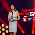 Die Kabarett Talente Show 2026 (2/2) - Neue Talente braucht das Land: Nina Hartmann begibt sich wieder auf die Suche nach den spannendsten und besten Talenten der heimischen Kleinkunst, Comedy und Satire. Unterstützt wird sie dabei von einer namhaften Jury, bestehend aus Kabarettstars. Wer kann das Publikum und die Jury am meisten überzeugen? Die Kabarett Talente Show powered by Österreichischen Lotterien ist ein verlässlicher Garant, Newcomern ein Sprungbrett zu ermöglichen. Der/die Gewinner/in erhält einen fixen Auftritt beim Wiener Kabarettfestival. Im Bild: Nina Hartmann. - SENDUNG: ORFIII - DO - 18.06.2026 - 23:00 Uhr - Foto: ORF/Hubert Mican - Veröffentlichung honorarfrei nur für redaktionelle Berichterstattung in Sendungszusammenhang und mit Copyrightangabe. Kontakt: foto@orf.at